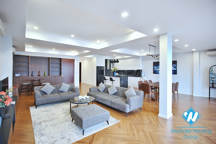 Renovated and lake view 3 beds apartment for rent in Xuan Dieu st, Tay Ho